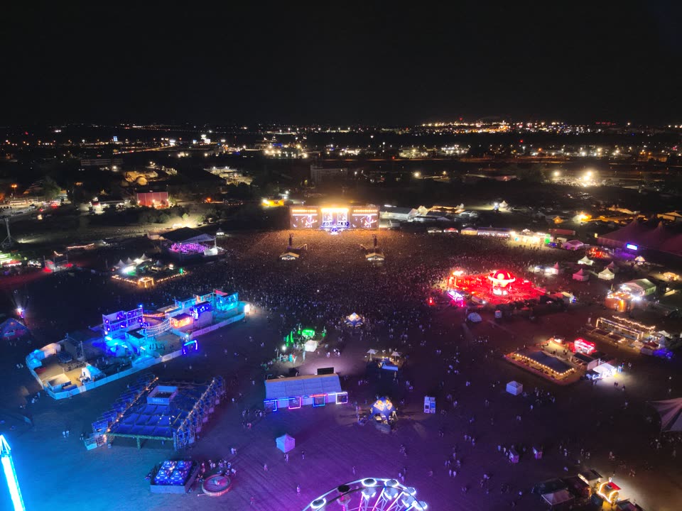 Nočný letecký pohľad na festival